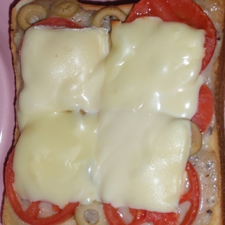トマトとオリーブバーニャカウダのチーズトースト